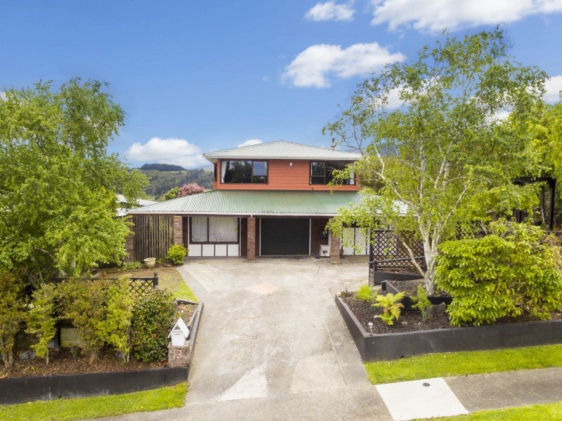 13 Seymour Grove, Kingsley Heights, Upper Hutt - Carousel 1