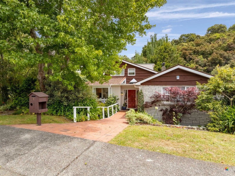 1 Fendalton Crescent, Pinehaven, Upper Hutt - Carousel 1