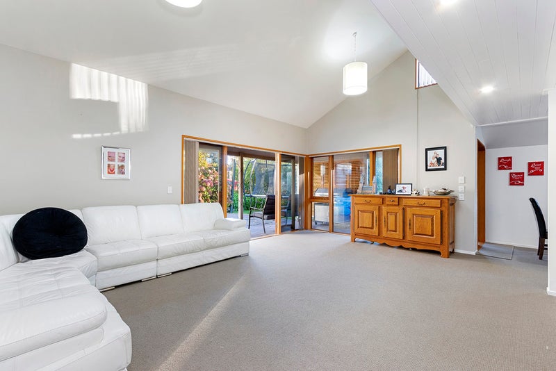 10 Pembridge Lane, Westmorland, Christchurch - Carousel 1