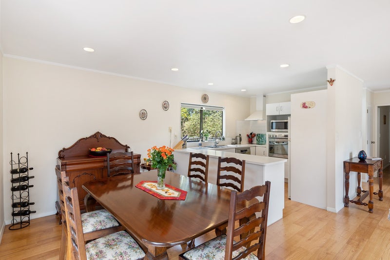 1/6 Pinewood Grove, Botany Downs, Auckland - Carousel 1