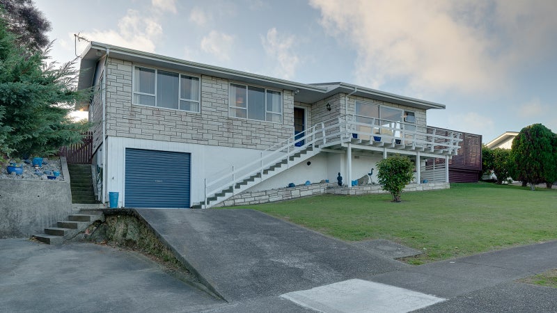 4 Pennant Grove, Titahi Bay, Porirua - Carousel 2