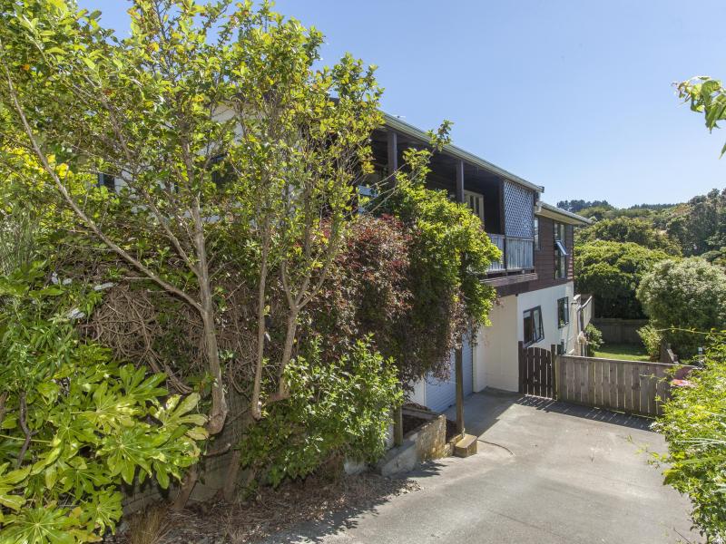 2 Eastview Grove, Normandale, Lower Hutt - Carousel 20