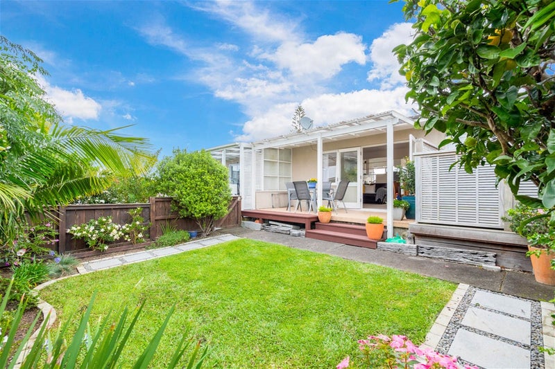 2/318 Beach Road, Campbells Bay, Auckland - Carousel 1