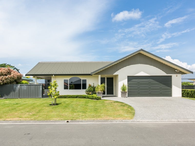 5 Amanda Place, Mayfair, Hastings - Carousel 1