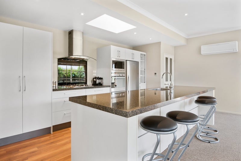 15 Somerville Crescent, Aidanfield, Christchurch - Carousel 2