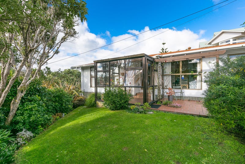 13 Seaforth Terrace, Karori, Wellington - Carousel 1