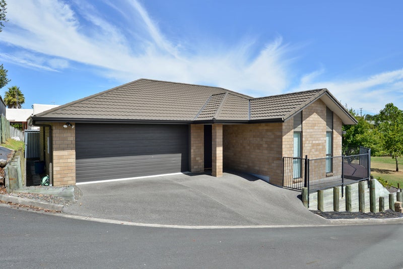 22 Pointon Glade, Grandview Heights, Hamilton - Carousel 1