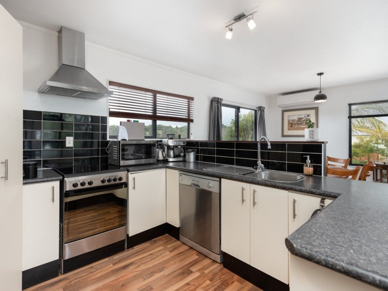35 Eclipse Terrace, Welcome Bay, Tauranga - Carousel 2