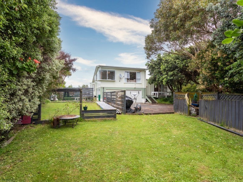 8 Pennant Grove, Titahi Bay, Porirua - Carousel 1