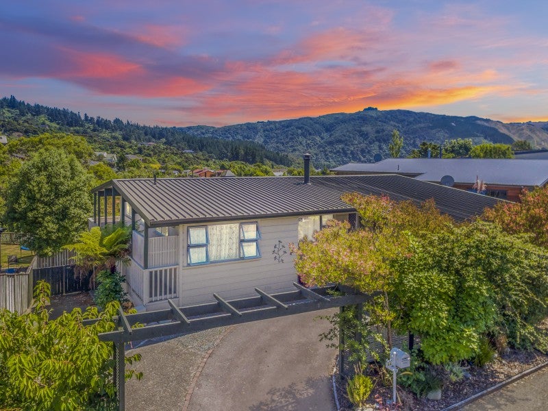 44 Sunbrae Drive, Silverstream, Upper Hutt - Carousel 1