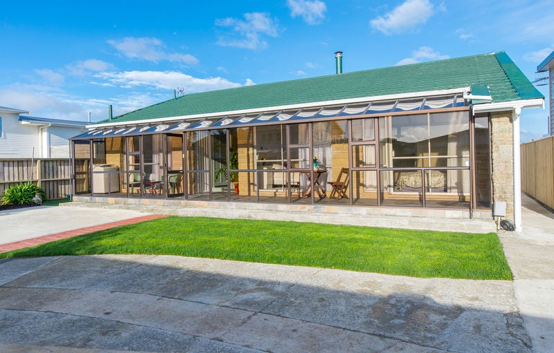 25 Cheyne Walk, Newlands, Wellington - Carousel 2