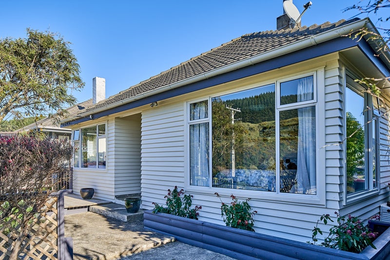 8 Raroa Terrace, Tawa, Wellington - Carousel 1
