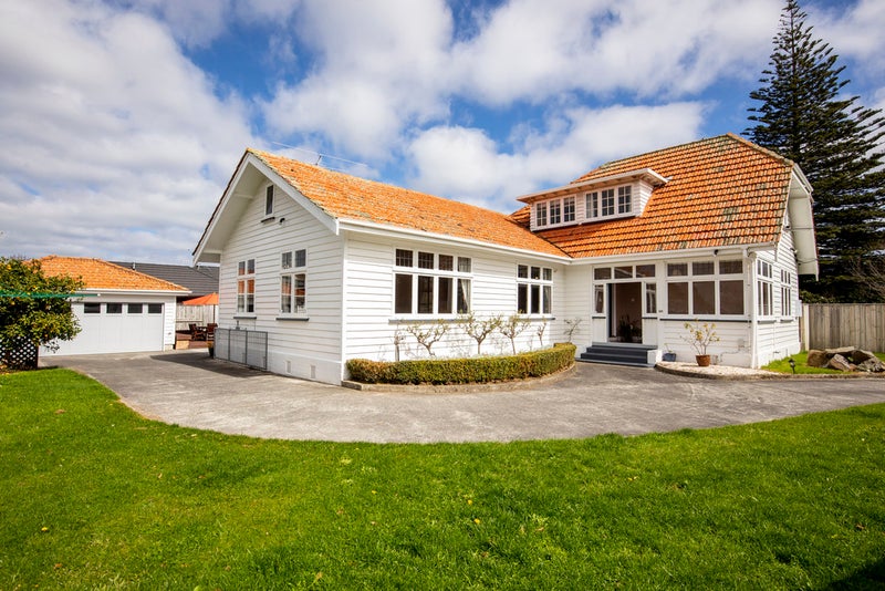 62 Kings Crescent, Hutt Central, Lower Hutt - Carousel 1