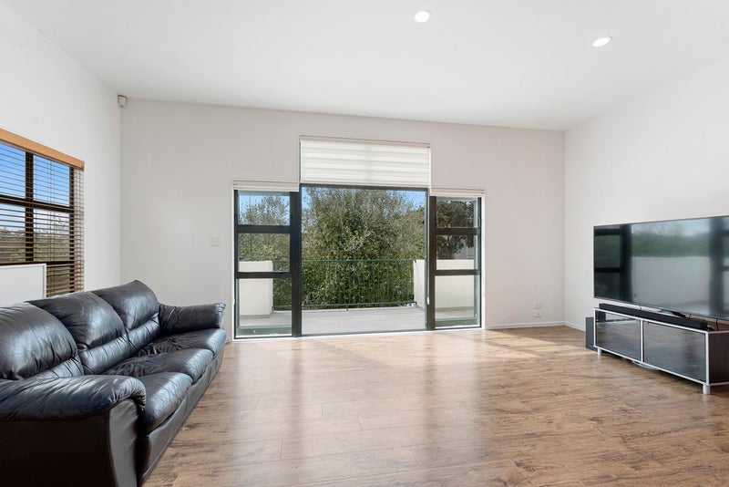 2/62 Fernhill Way, Oteha, Auckland - Carousel 1