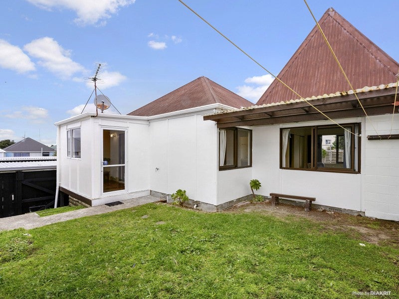 132 Akaroa Drive, Maupuia, Wellington - Carousel 2