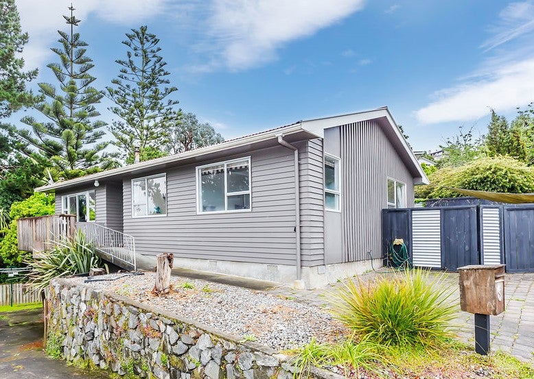 8 Penryn Drive, Camborne, Porirua - Carousel 13