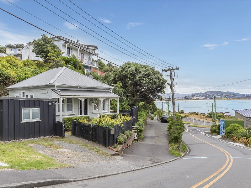 8A Hungerford Road, Lyall Bay, Wellington - Carousel 1