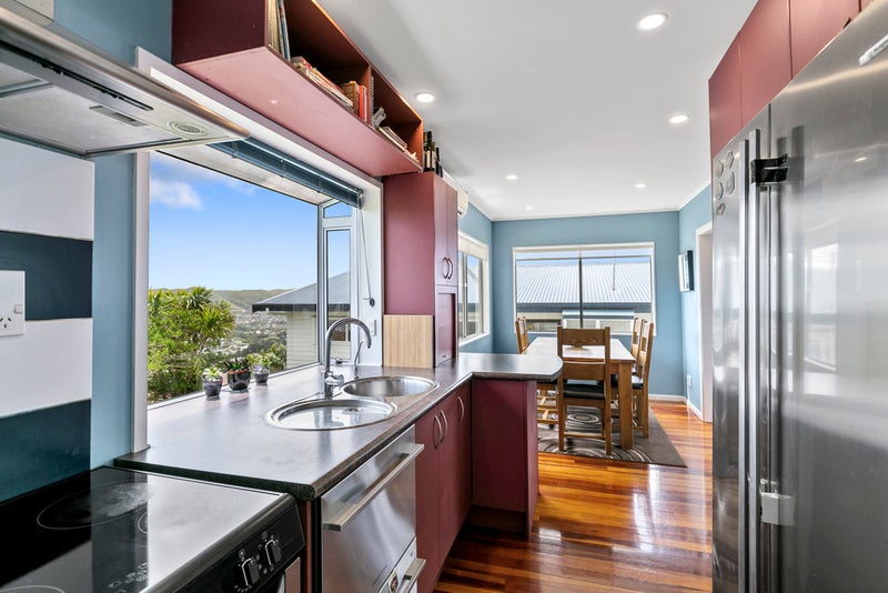 5 Carluke Street, Paparangi, Wellington - Carousel 2