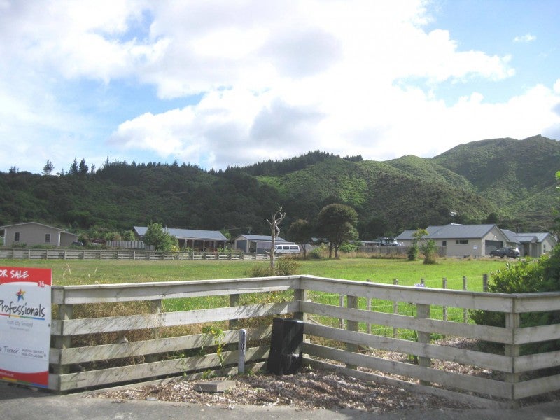 16 Ashburn Road, Wainuiomata, Lower Hutt - Carousel 2