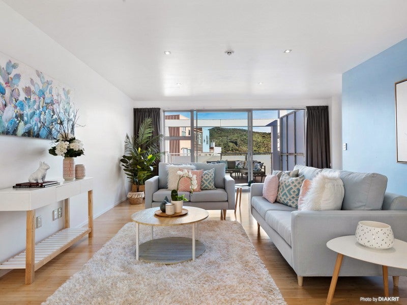 11 Saddleback Grove, Karori, Wellington - Carousel 1