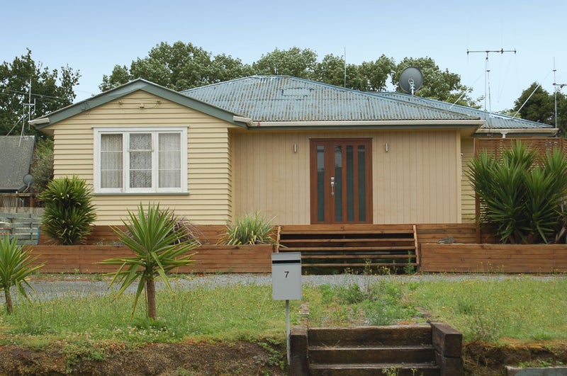 7 Mabian Crescent, Deanwell, Hamilton - Carousel 1