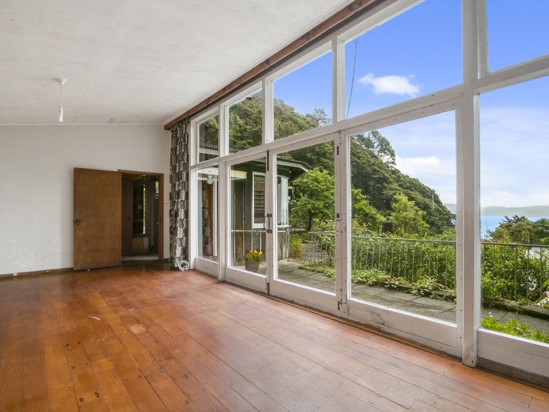 9 Waerenga Road, Days Bay, Lower Hutt - Carousel 1