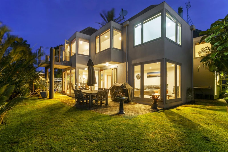 2/5 Mizpah Road, Waiake, Auckland - Carousel 1