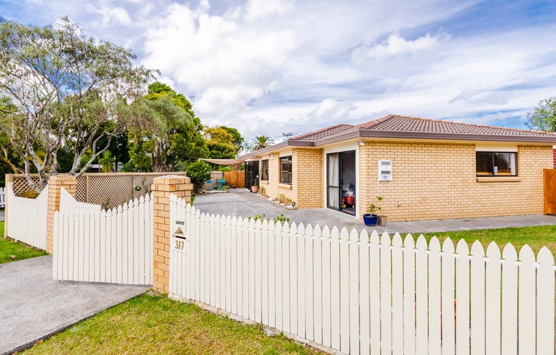 317 Royal Road, Massey, Auckland - Carousel 1