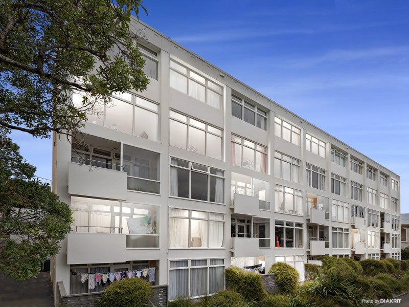 9/4 Claremont Grove, Mount Victoria, Wellington - Carousel 11