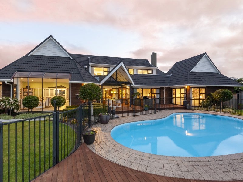 9 Oak Bay, Waikanae - Carousel 1