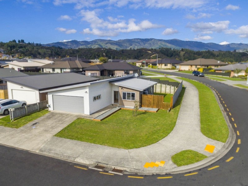 21 Sunstone Crescent, Brown Owl, Upper Hutt - Carousel 2