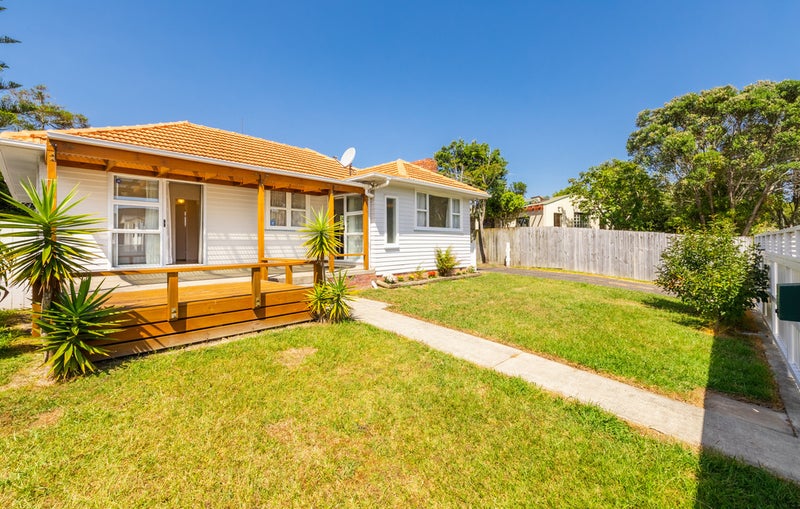 76 Commodore Drive, Lynfield, Auckland - Carousel 1