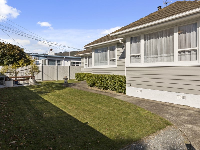 11 Stamford Grove, Avalon, Lower Hutt - Carousel 1