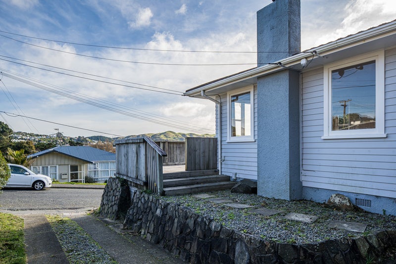 11 Catherine Crescent, Paparangi, Wellington - Carousel 2