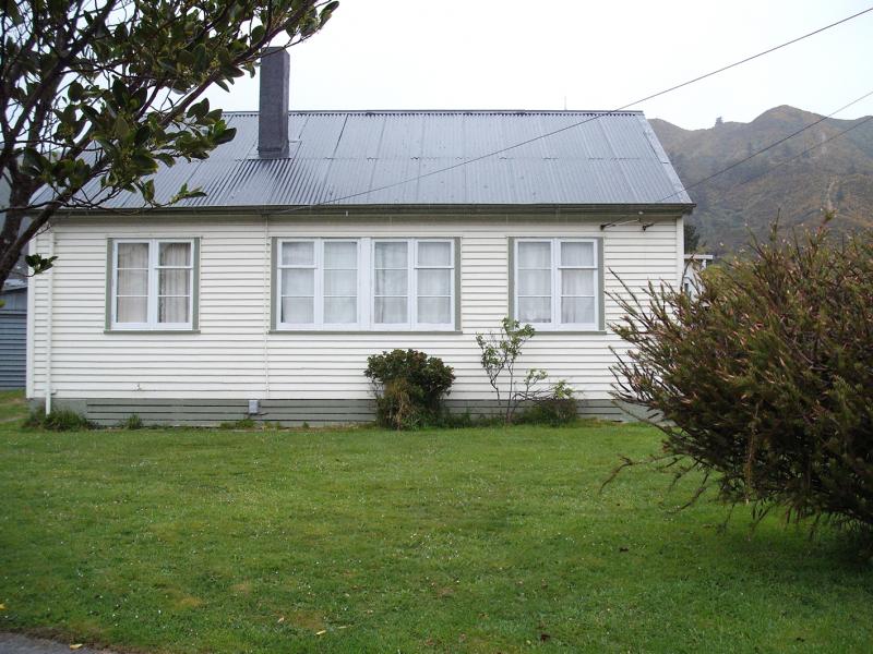 7 Sinclair Grove, Naenae, Lower Hutt - Carousel 1