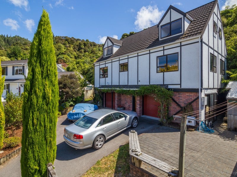 14 Pioneer Grove, Silverstream, Upper Hutt - Carousel 1
