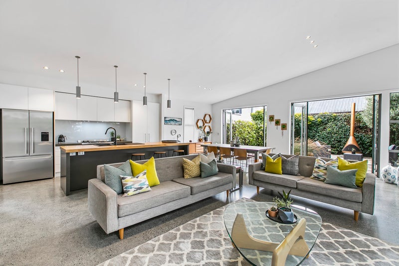 1/15 Eastern Beach Road, Eastern Beach, Auckland - Carousel 1