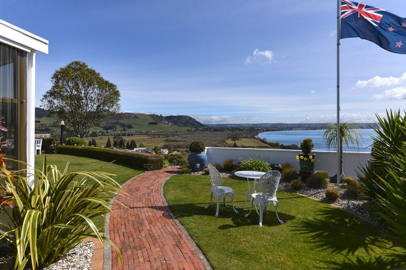 12 Naera Place, Kawaha Point, Rotorua - Carousel 2