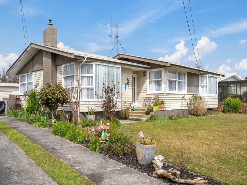 18 Fenruss Street, Fairy Springs, Rotorua - Carousel 1