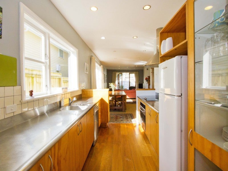 2 Kauri Street, Eastbourne, Lower Hutt - Carousel 2