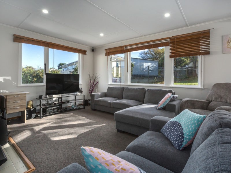 11 Desert Gold Street, Ascot Park, Porirua - Carousel 2