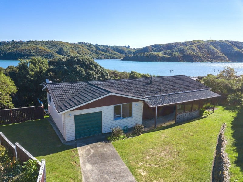 8 Ayr Place, Papakowhai, Porirua - Carousel 1