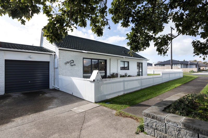 2 Magnolia Drive, Westown, New Plymouth - Carousel 1