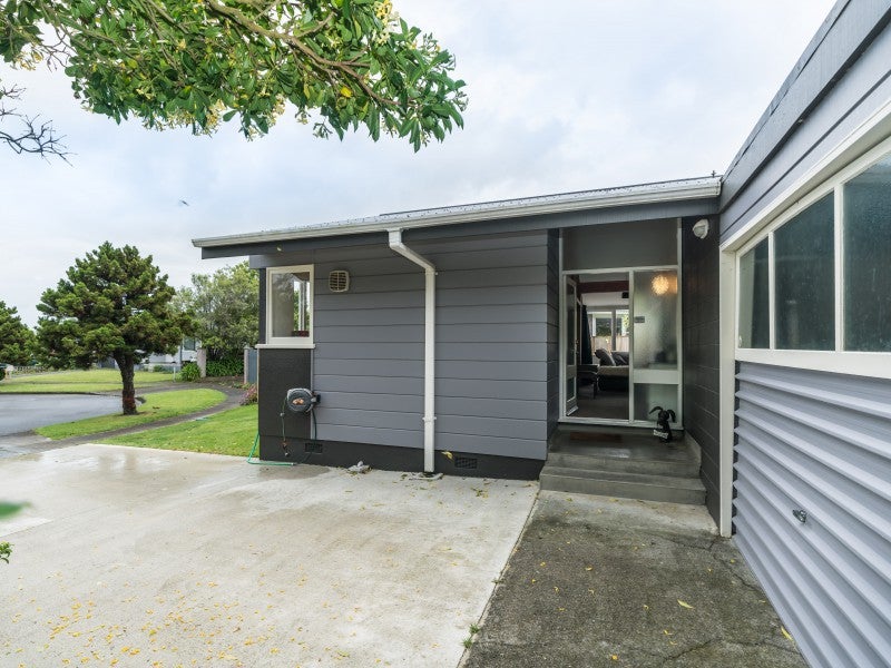 6 Kapiti Place, Awapuni, Palmerston North - Carousel 2