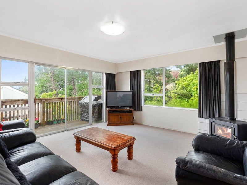 8 Penryn Drive, Camborne, Porirua - Carousel 2