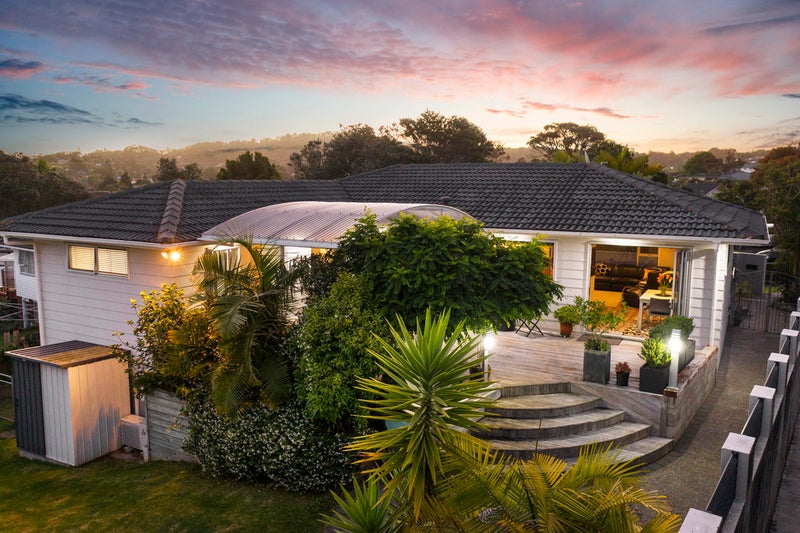 5 Halcombe Place, Green Bay, Auckland - Carousel 1