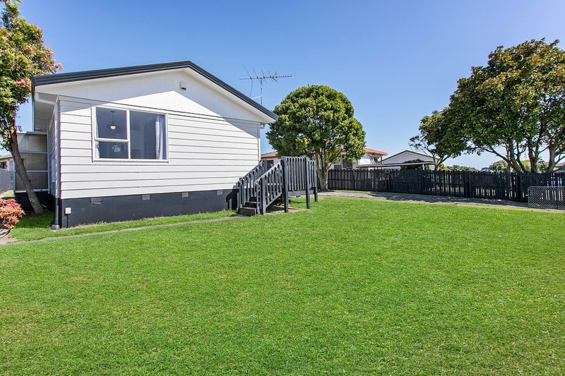 16 Etherton Drive, Weymouth, Auckland - Carousel 2