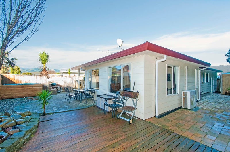 1/8 Tulsa Grove, Totara Park, Upper Hutt - Carousel 1