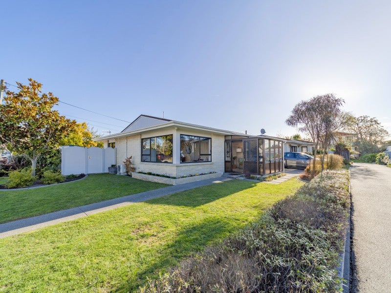 200 Frimley Oaks, Frimley, Hastings - Carousel 1