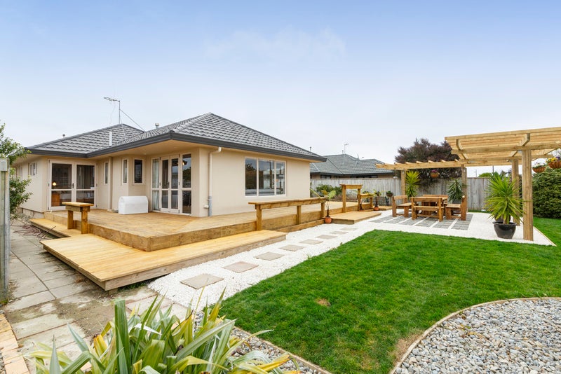 9 Ron Place, Fitzherbert, Palmerston North - Carousel 1